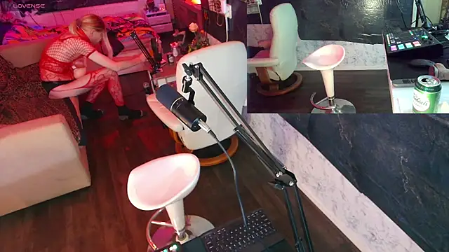 Snapshot of Doggyray44 chatting on December 21, 11:34 pm Doggyray44 online show from December 21, 11:34 pm