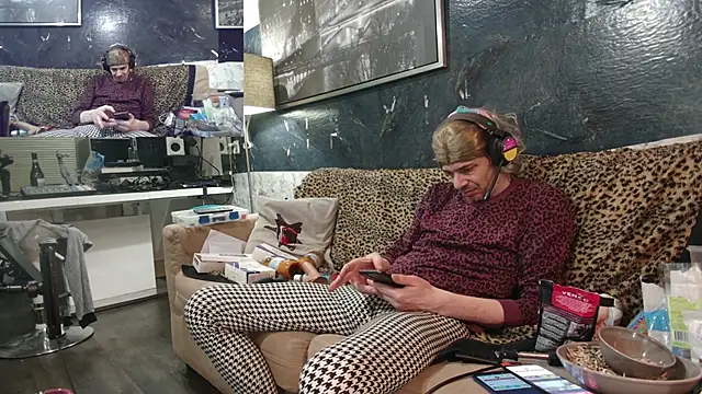 Snapshot of Doggyray44 chatting on February 18, 11:30 pm Doggyray44 online show from February 18, 11:30 pm