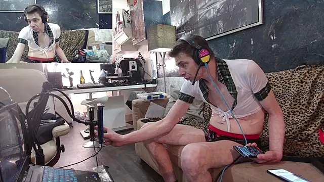 Snapshot of Doggyray44 chatting on February 19, 10:12 am Doggyray44 online show from February 19, 10:12 am