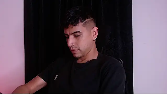 Snapshot of JuannRizo chatting on March 4, 9:32 pm JuannRizo online show from March 4, 9:32 pm