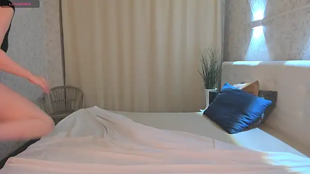 Emma  Leee online show from March 11, 1:11 am