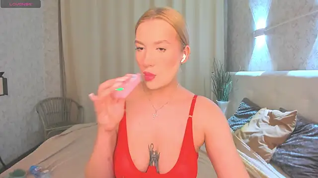 Emma  Leee online show from March 18, 1:09 am