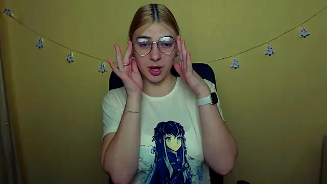 Snapshot of Luna_Lush_ chatting on December 15, 9:35 am Luna Lush online show from December 15, 9:35 am