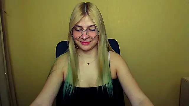 Snapshot of Luna_Lush_ chatting on February 4, 8:24 am Luna Lush online show from February 4, 8:24 am