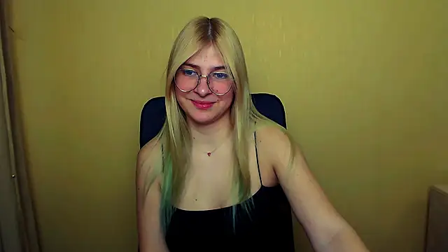 Snapshot of Luna_Lush_ chatting on February 4, 11:27 am Luna Lush online show from February 4, 11:27 am