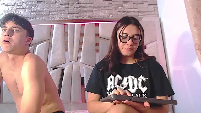 mia and austin online show from February 7, 5:52 am