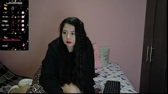 Snapshot of bellah_rose_squirt chatting on July 7, 4:15 am bellah rose squirt online show from July 7, 4:15 am