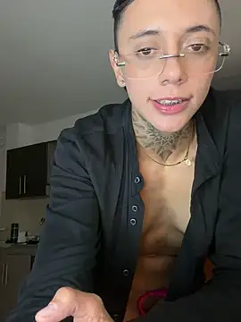 Snapshot of _PhillipBrown chatting on December 21, 4:46 pm PhillipBrown online show from December 21, 4:46 pm