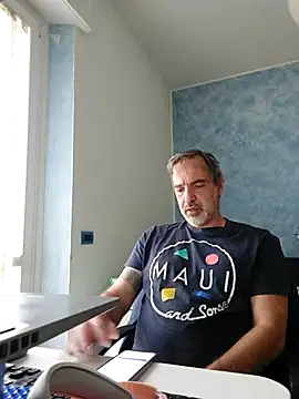 Snapshot of Marcolino183 chatting on May 5, 7:27 am Marcolino183 online show from May 5, 7:27 am