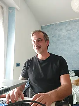 Snapshot of Marcolino183 chatting on June 1, 12:29 pm Marcolino183 online show from June 1, 12:29 pm