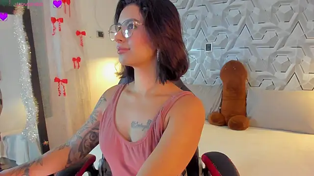 Sophiee Hill online show from April 7, 7:31 am