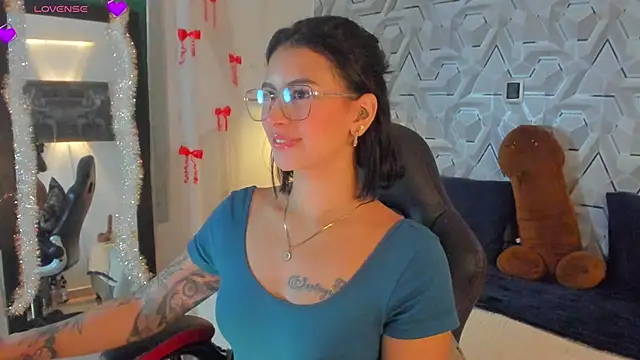 Sophiee Hill online show from April 21, 8:42 am