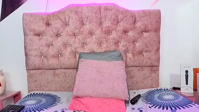 Snapshot of Kitten_Hot_ chatting on October 28, 5:22 am Kitten Hot online show from October 28, 5:22 am