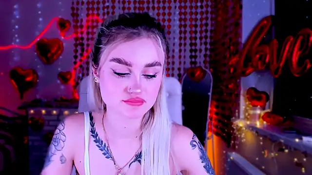 Snapshot of _Ravenaa chatting on February 10, 2:37 pm Ravenaa online show from February 10, 2:37 pm