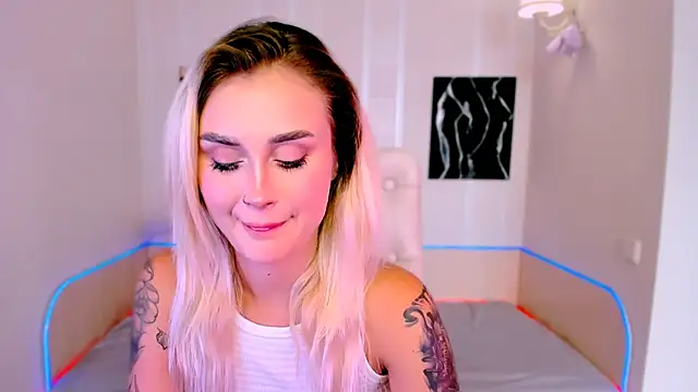 Snapshot of _Ravenaa chatting on September 18, 10:17 am Ravenaa online show from September 18, 10:17 am