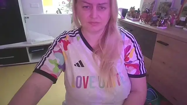 Snapshot of Meliss_Official9 chatting on December 3, 9:40 am Meliss Official9 online show from December 3, 9:40 am