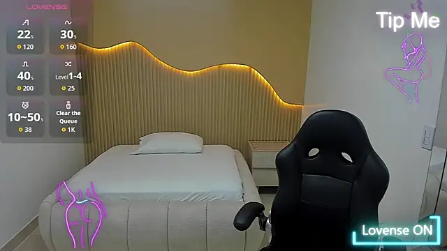 MAGNOLEROY online show from April 11, 1:37 pm