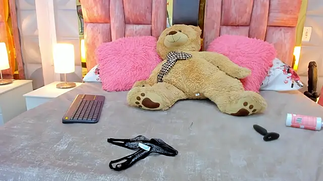 Snapshot of valentinasu1 chatting on March 11, 4:40 pm valentinasu1 online show from March 11, 4:40 pm