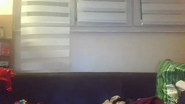 unejeunebrat81 online show from January 18, 2:58 am