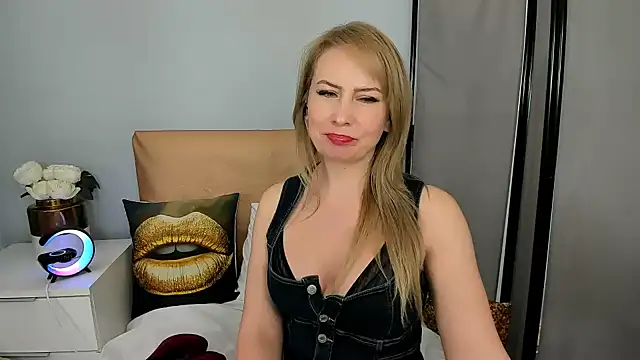 Snapshot of LatoyaRose chatting on February 1, 9:00 am LatoyaRose online show from February 1, 9:00 am