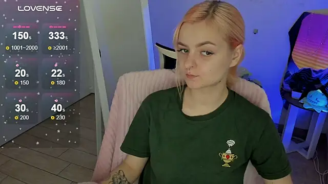 Snapshot of Fire_Bestie chatting on September 18, 12:51 pm Fire Bestie online show from September 18, 12:51 pm