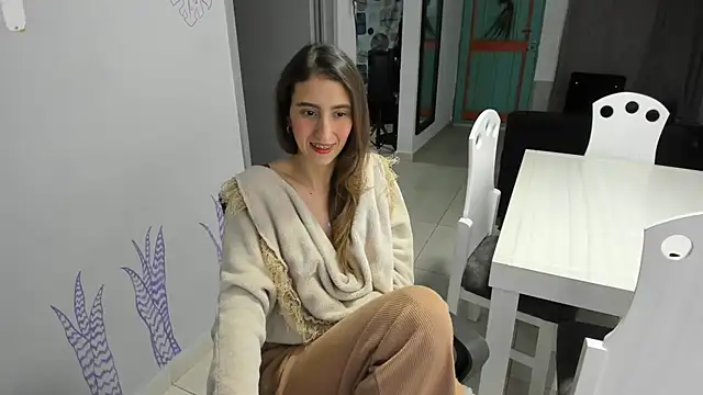 Snapshot of RachelJones_ chatting on June 1, 6:37 am RachelJones online show from June 1, 6:37 am