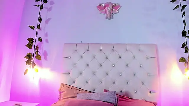 Snapshot of Isabella_Flowers chatting on December 3, 7:45 pm Isabella Flowers online show from December 3, 7:45 pm