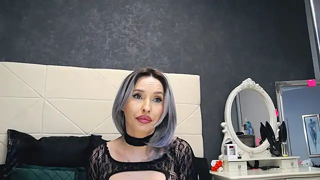 IssaSmith online show from March 7, 11:40 am