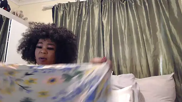 Snapshot of Foxybrownxx1 chatting on September 29, 8:52 am Foxybrownxx1 online show from September 29, 8:52 am