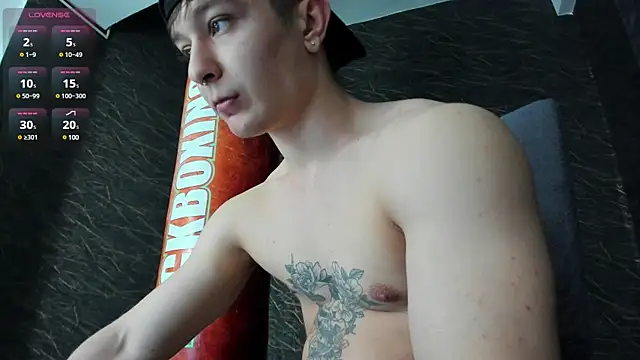 Snapshot of leonardsmith01 chatting on December 18, 9:18 pm leonardsmith01 online show from December 18, 9:18 pm