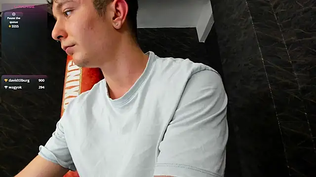 Snapshot of leonardsmith01 chatting on December 24, 4:33 am leonardsmith01 online show from December 24, 4:33 am