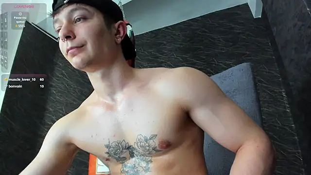 Snapshot of leonardsmith01 chatting on December 25, 11:31 pm leonardsmith01 online show from December 25, 11:31 pm