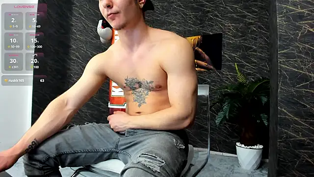 Snapshot of leonardsmith01 chatting on January 15, 2:27 am leonardsmith01 online show from January 15, 2:27 am