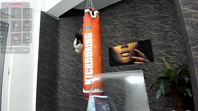 Snapshot of leonardsmith01 chatting on January 21, 2:11 am leonardsmith01 online show from January 21, 2:11 am