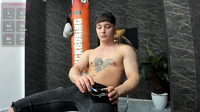 Snapshot of leonardsmith01 chatting on January 21, 8:11 pm leonardsmith01 online show from January 21, 8:11 pm