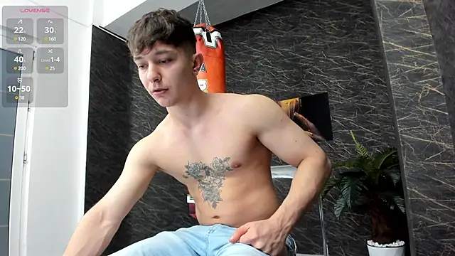 Snapshot of leonardsmith01 chatting on January 24, 8:22 pm leonardsmith01 online show from January 24, 8:22 pm