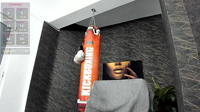 Snapshot of leonardsmith01 chatting on February 3, 2:58 am leonardsmith01 online show from February 3, 2:58 am