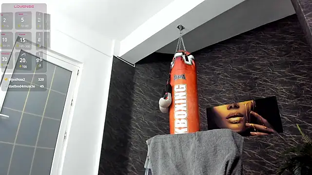 Snapshot of leonardsmith01 chatting on February 6, 12:00 am leonardsmith01 online show from February 6, 12:00 am