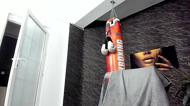 Snapshot of leonardsmith01 chatting on February 14, 12:09 am leonardsmith01 online show from February 14, 12:09 am