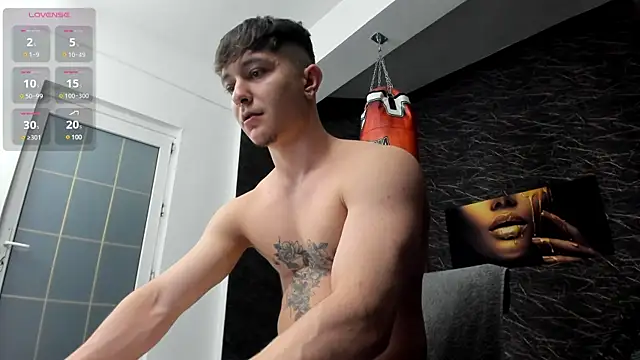 Snapshot of leonardsmith01 chatting on February 21, 8:27 pm leonardsmith01 online show from February 21, 8:27 pm