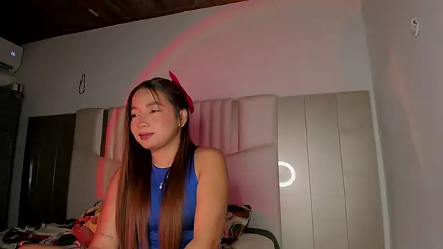 Snapshot of queen_angelique chatting on November 27, 11:18 pm queen angelique online show from November 27, 11:18 pm