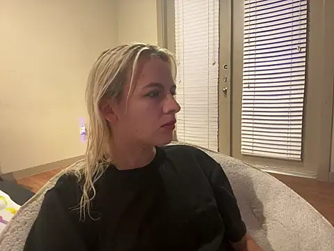 Snapshot of girlfriendmissy chatting on February 26, 3:10 am girlfriendmissy online show from February 26, 3:10 am