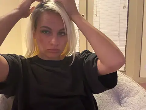 Snapshot of girlfriendmissy chatting on February 27, 2:32 am girlfriendmissy online show from February 27, 2:32 am