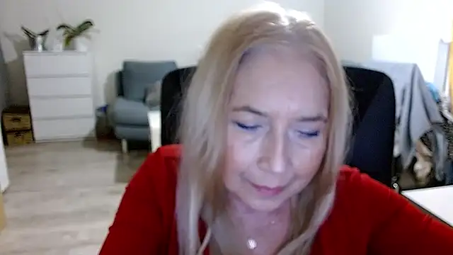 Snapshot of sofia_xkiss chatting on December 11, 7:42 am sofia xkiss online show from December 11, 7:42 am