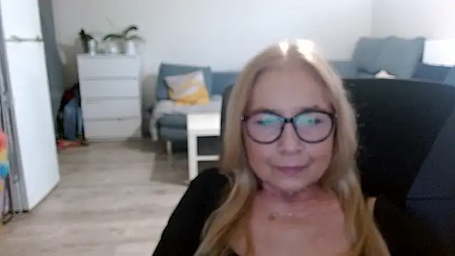 Snapshot of sofia_xkiss chatting on January 4, 8:06 am sofia xkiss online show from January 4, 8:06 am