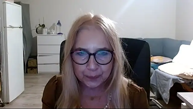 Snapshot of sofia_xkiss chatting on February 24, 7:33 am sofia xkiss online show from February 24, 7:33 am