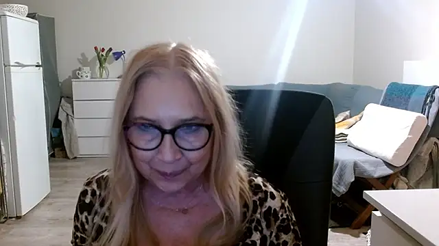 Snapshot of sofia_xkiss chatting on March 8, 5:43 pm sofia xkiss online show from March 8, 5:43 pm