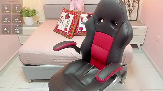 Snapshot of MAILYLOVE1 chatting on December 20, 12:27 pm MAILYLOVE1 online show from December 20, 12:27 pm