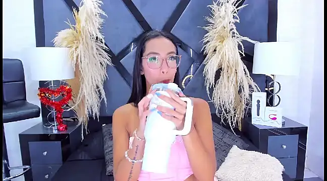 KylieWhite online show from February 4, 4:18 pm