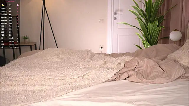 MiaBanger online show from April 8, 3:01 pm